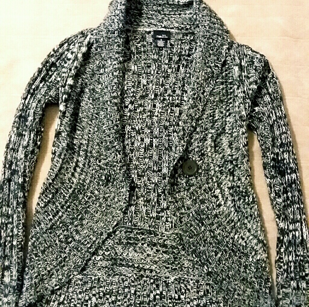 Rue 21 sweater small adorable